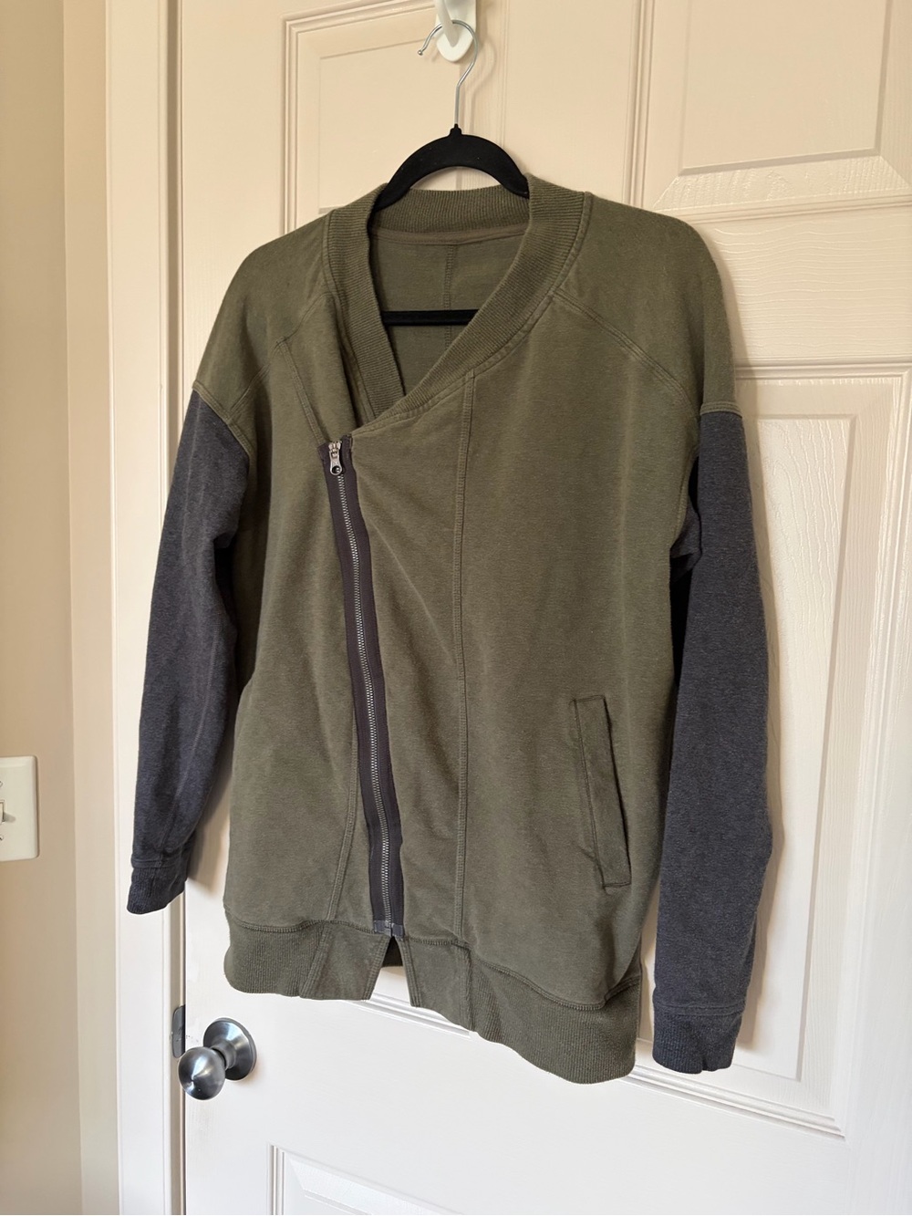 🎉 LULULEMON - Medium Fitting Green/Grey Sweater - Flaw